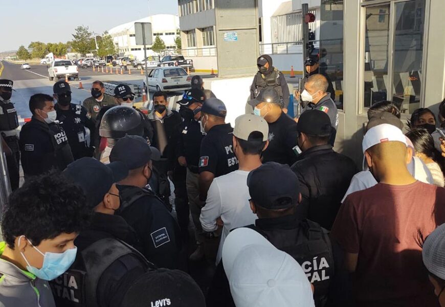 Asegura policía a conductor que transportaba estudiantes en una unidad con placas apócrifas