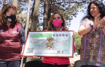 Develan billete conmemorativo del día internacional de la mujer en la zona arqueológica de Xochitécatl