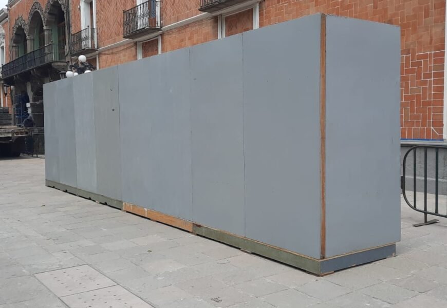 Instalan mamparas para que las mujeres coloquen sus expresiones este 8 de marzo