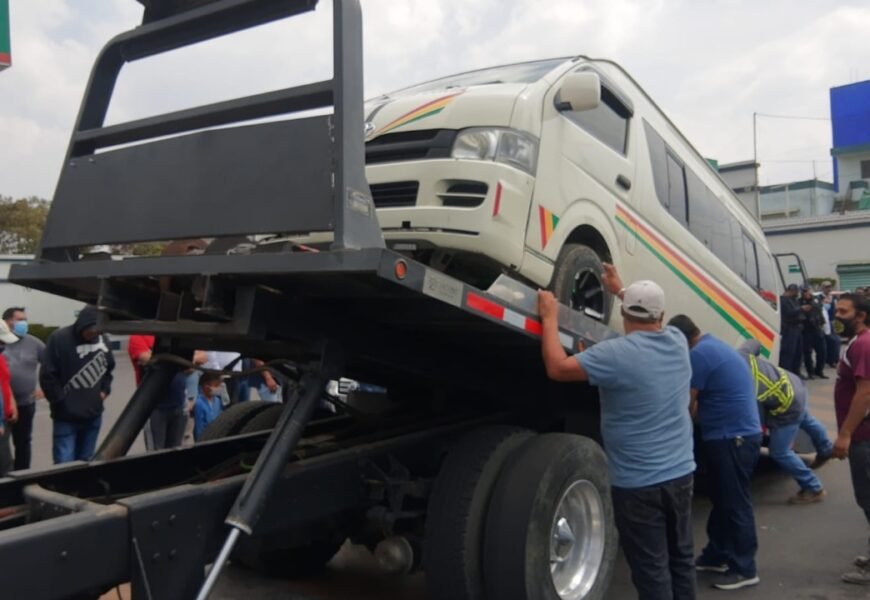 Sancionan unidad de transporte público que circulaba sin placas