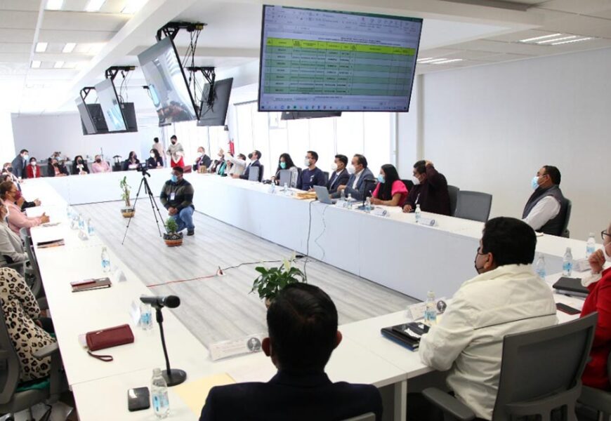 Autoridades entregan 115 horas definitivas a 22 docentes de secundarias generales