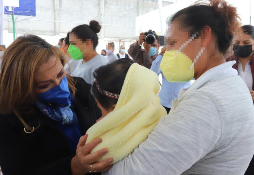 Gobernadora entrega constancias del curso de capacitación sobre “Crianza Positiva” a internas del anexo femenil del Cereso de Apizaco