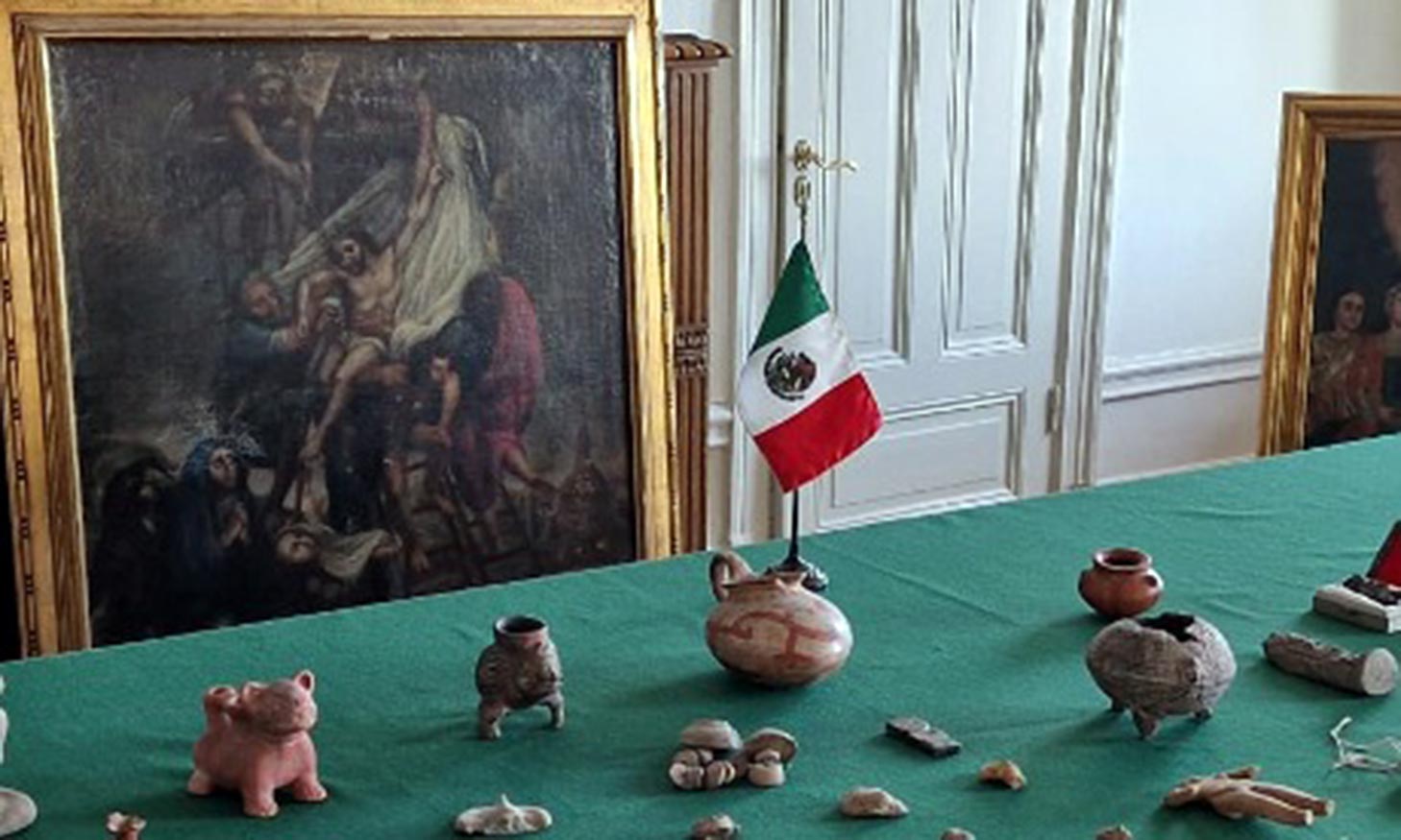 Restituyen a México piezas arqueológicas y óleos de la época virreinal