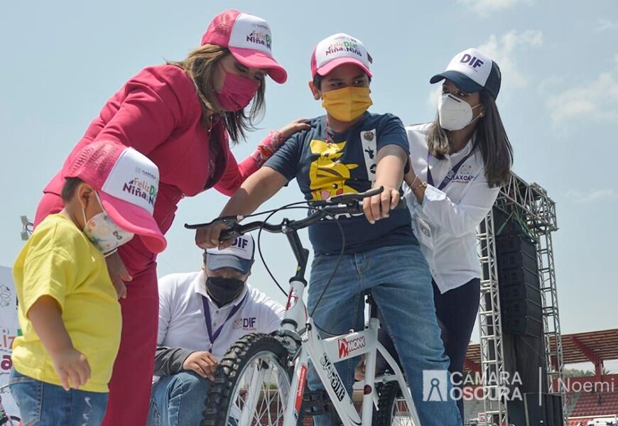 Celebró gobernadora y Sedif a niñas y niños en el estadio Tlahuicole