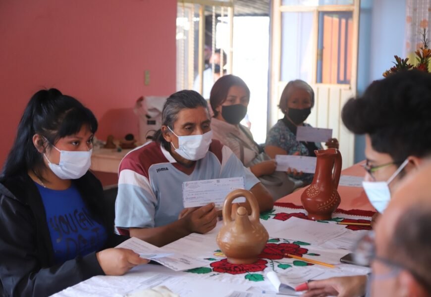 CAT y FONART iniciaron la entrega de apoyos económicos a 56 artesanos CAT y FONART iniciaron la entrega de apoyos económicos a 56 artesanos