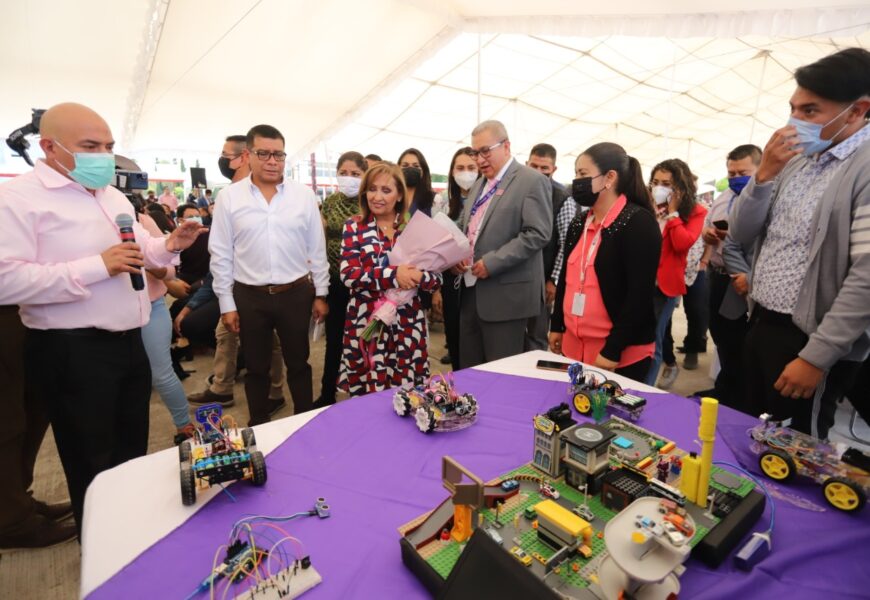Reconoce gobernadora Lorena Cuéllar el talento y la creatividad de los estudiantes de la UPTX