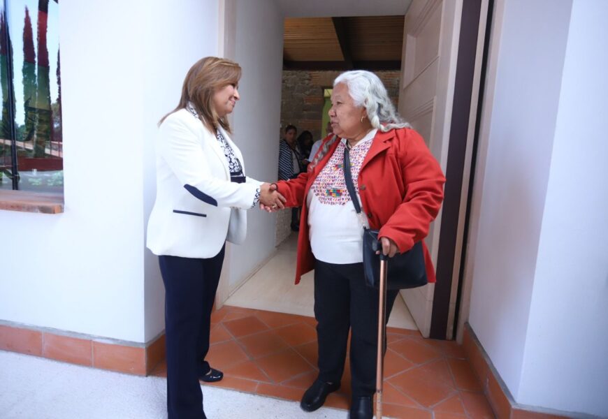 Dialogó Gobernadora Lorena Cuéllar Con Irinea Buendía, activista y defensora de los derechos humanos