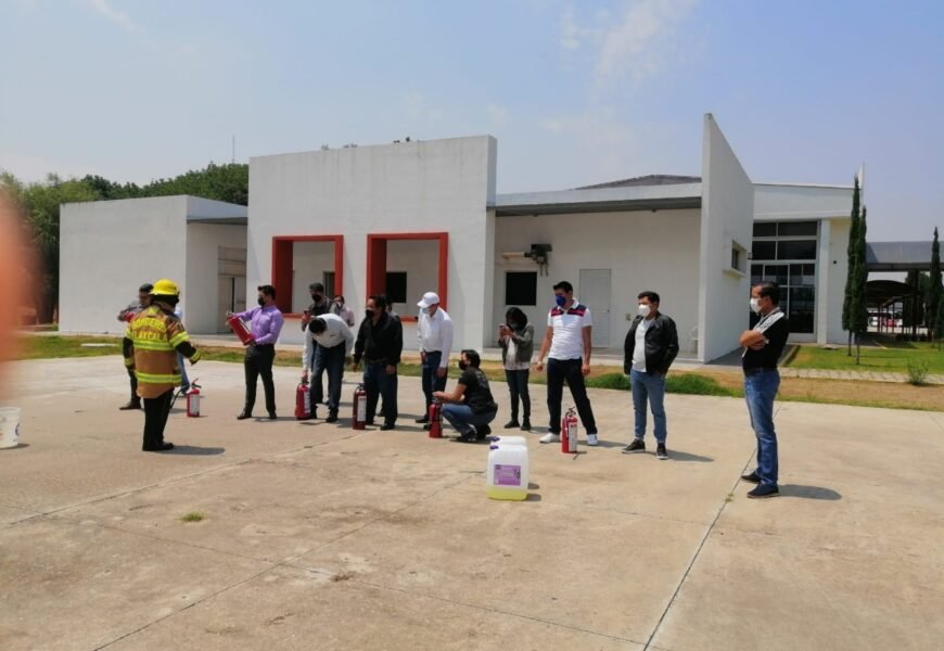 Heroico cuerpo de bomberos imparte capacitaciones para la población en general