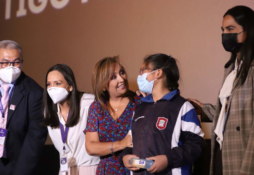 Entregó gobernadora lentes a menores de edad como parte del programa unidad de atención visual