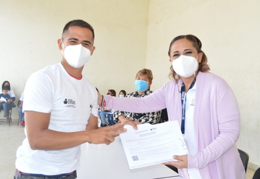 Entrega ITEA certificados de educación básica en Tepetitla, Calpulalpan y Tzompantepec