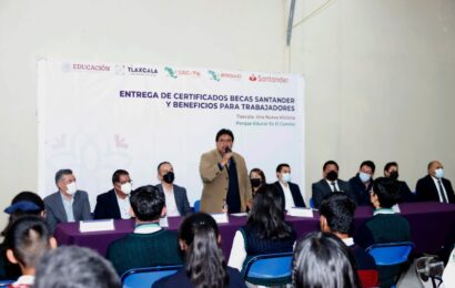 Reciben 3 mil estudiantes del Cecyte-Emsad certificados de becas Santander
