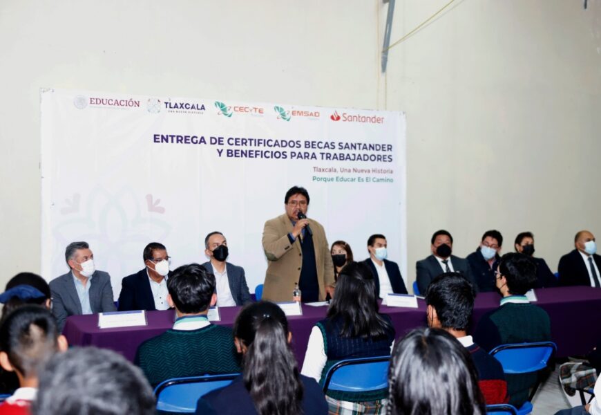 Reciben 3 mil estudiantes del Cecyte-Emsad certificados de becas Santander