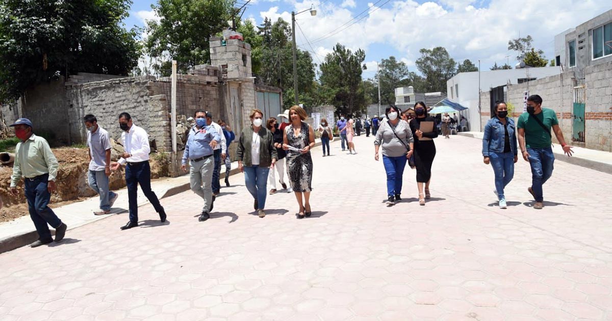 El presidente Jorge Corichi entrega otra calle adoquinada, en Acuitlapilco