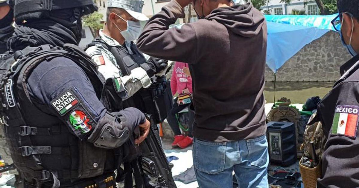 Aseguran arma replica, equipo de uso exclusivo de las fuerzas del orden y matrículas de vehículos en Tlaxcala Capital