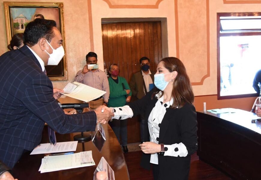 Ayuntamiento de Tlaxcala entrega reconocimientos por antigüedad y estímulos económicos a trabajadores