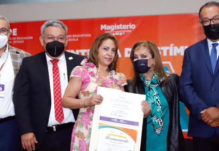 Gobierno estatal entrega reconocimientos a personal de apoyo y asistencia a la educación de la Sección 31 del SNTE Gobierno estatal entrega reconocimientos a personal de apoyo y asistencia a la educación de la Sección 31 del SNTE