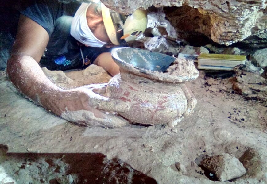 El INAH recupera una vasija maya completa de una cueva de Playa del Carmen, Quintana Roo