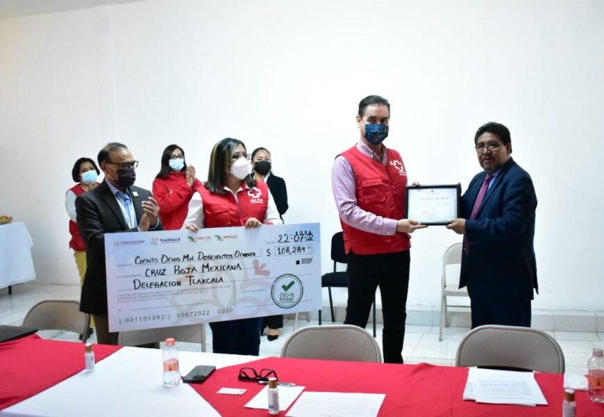 Dona CECYTE-EMSAD más de 100 mil pesos a la Cruz Roja