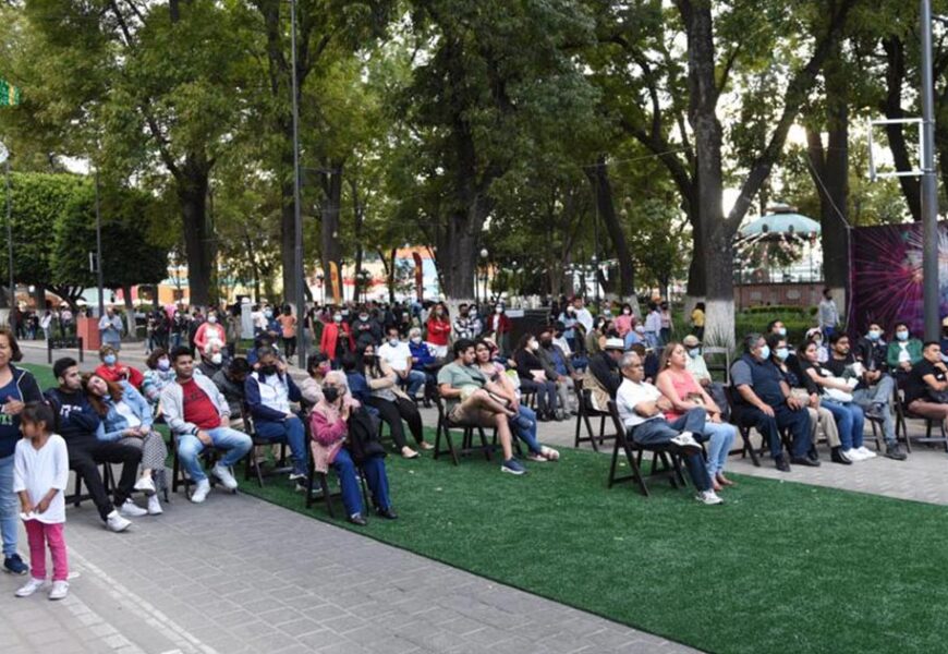 Visitantes locales, nacionales y extranjeros llenan el Centro Histórico de Tlaxcala Capital