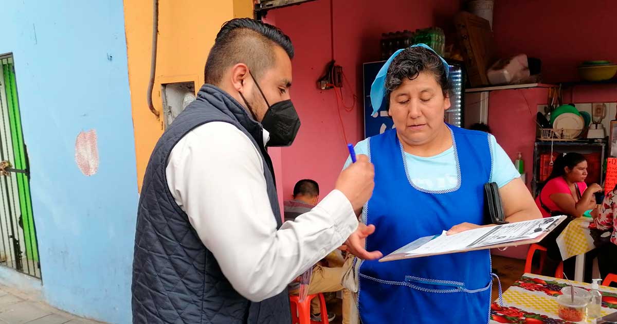 Con agrado reciben comerciantes de Tlaxcala capital licencias de funcionamiento hasta sus negocios