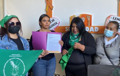 Recibe Lorena Ruiz iniciativa de Ddeser para despenalización del aborto