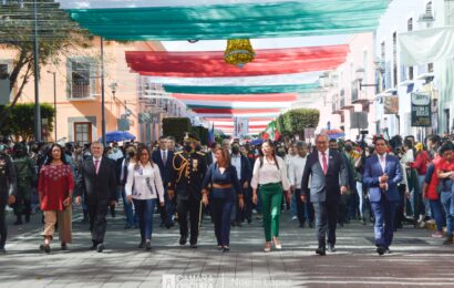 Encabeza Gobernadora Desfile por CCXII Aniversario de la Independencia de México