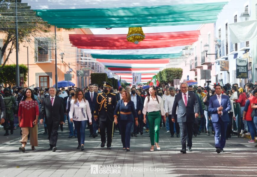 Encabeza Gobernadora Desfile por CCXII Aniversario de la Independencia de México Encabeza Gobernadora Desfile por CCXII Aniversario de la Independencia de México