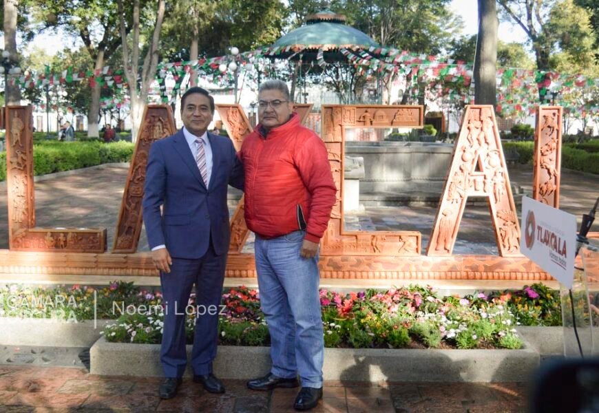Devela Ayuntamiento de Tlaxcala letras monumentales talladas en madera