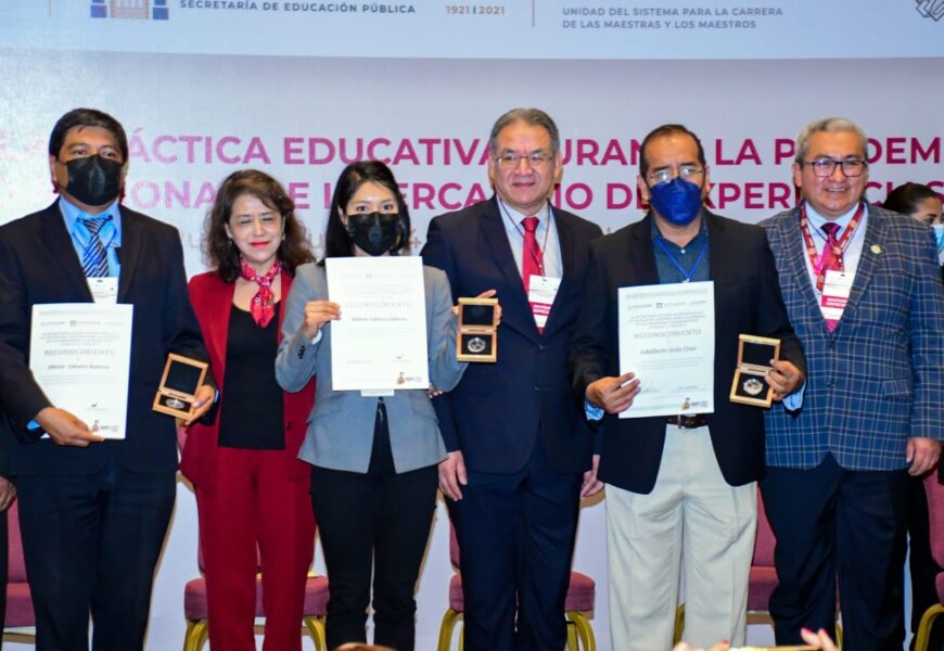Recibe maestra del COBAT reconocimiento a la práctica educativa durante la pandemia por covid-19