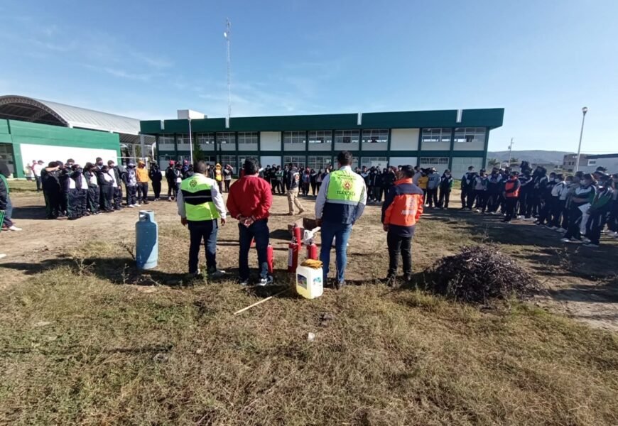Capacita CEPC a docentes y alumnos del cecyte sobre uso y manejo de extintores