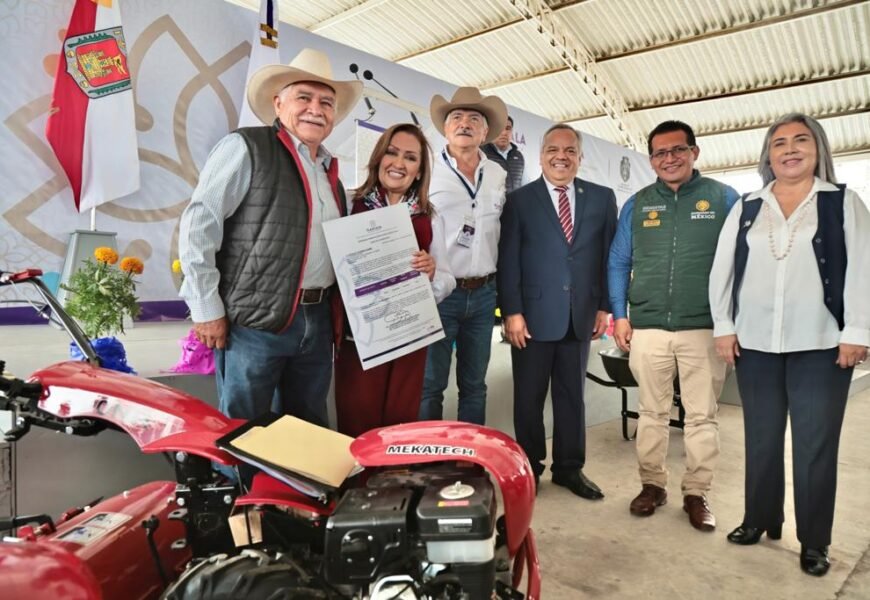 Entregó Gobernadora maquinaria agrícola y reconocimientos a productores tlaxcaltecas