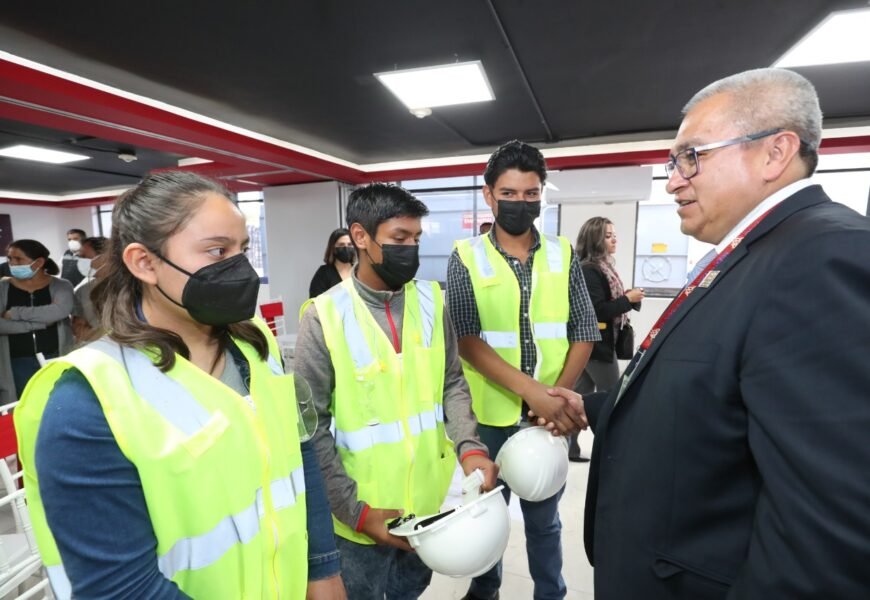 Gobierno atestigua inicio del programa de educación dual con empresa refresquera