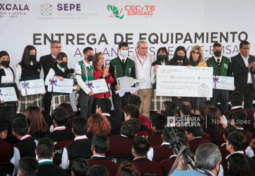 Dota gobernadora de becas y equipamiento a planteles del CECYTE-EMSAD