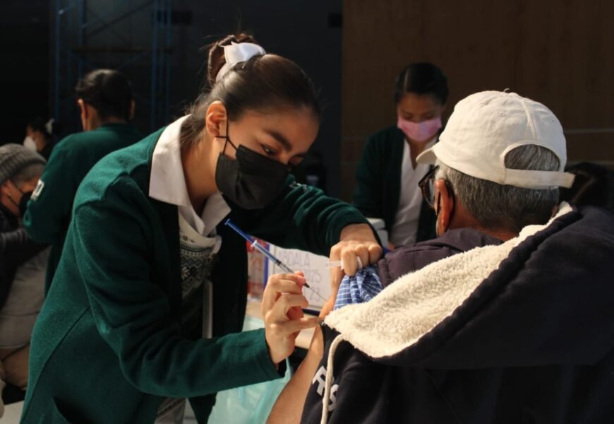 Autoridades llaman a población a aplicarse vacuna de refuerzo contra covid-19