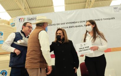 Entregó Gobernadora 540 tinacos en Emiliano Zapata