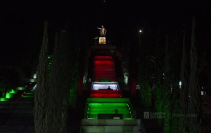 Iluminan escalinatas en homenaje al Día del Maestro en Tlaxcala