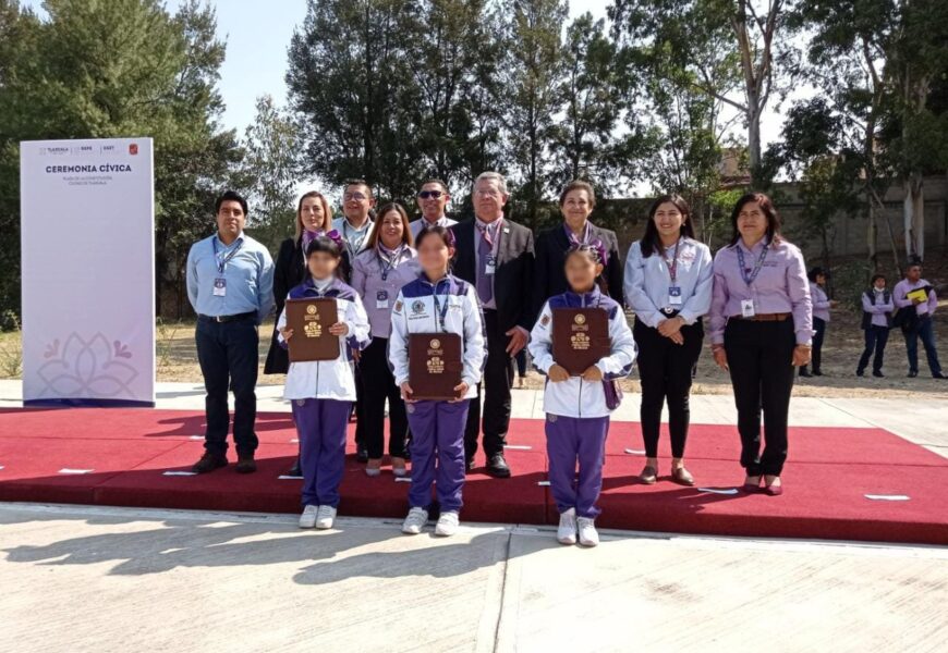 Reconocen autoridades educativas a niñas que participaron en parlamento infantil