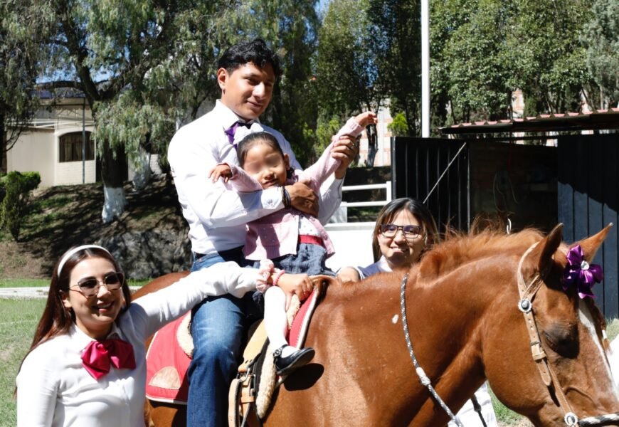Con equinoterapia, SEDIF transforma la vida de niñas y niños con discapacidad Con equinoterapia, SEDIF transforma la vida de niñas y niños con discapacidad