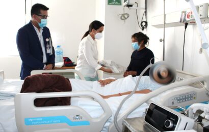 Joven de Tepetitla recibe equipo médico especial donado por SESA y SEDIF