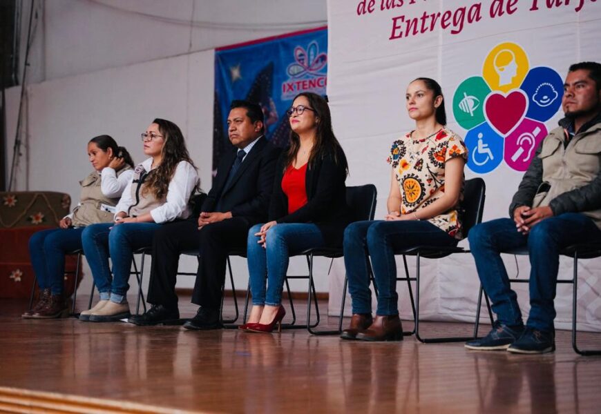 Encabeza Fernanda Espinoza entrega de tarjetas  a perdonas con discapacidad en Ixtenco