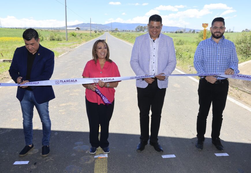 Entregan autoridades estatales rehabilitación de una carretera en Calpulalpan