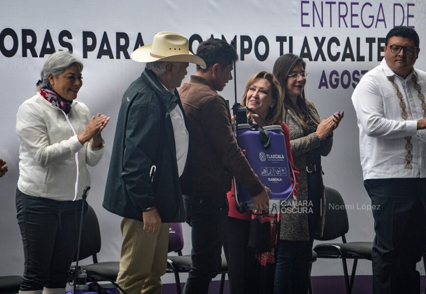 Benefició Gobernadora a productores con la entrega de mochilas aspersoras