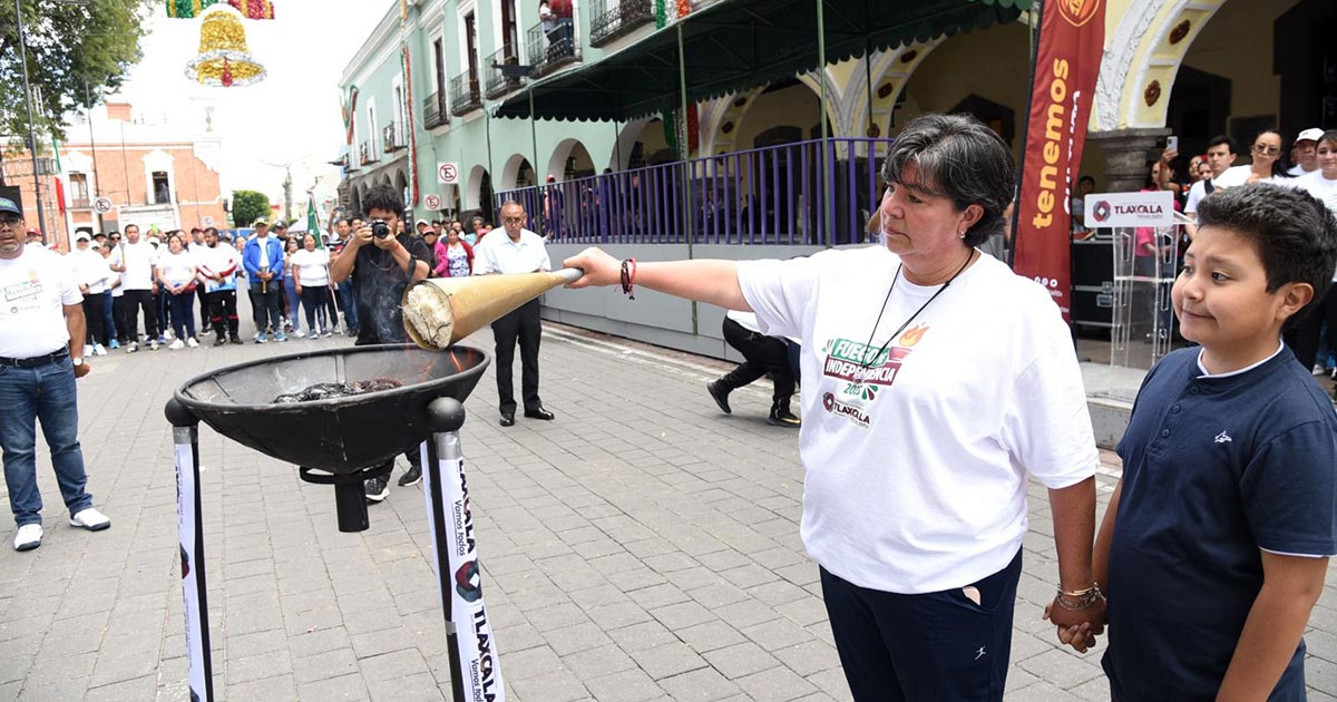 Entrega Maribel Pérez Arenas Fuego Simbólico de Independencia en Tlaxcala Capital