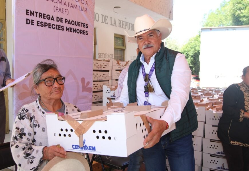 Entrega SIA 735 paquetes de especies menores a familias de Ixtacuixtla y Zacatelco