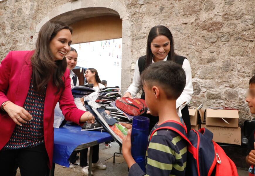 SEDIF entrega kits escolares en Ixtenco