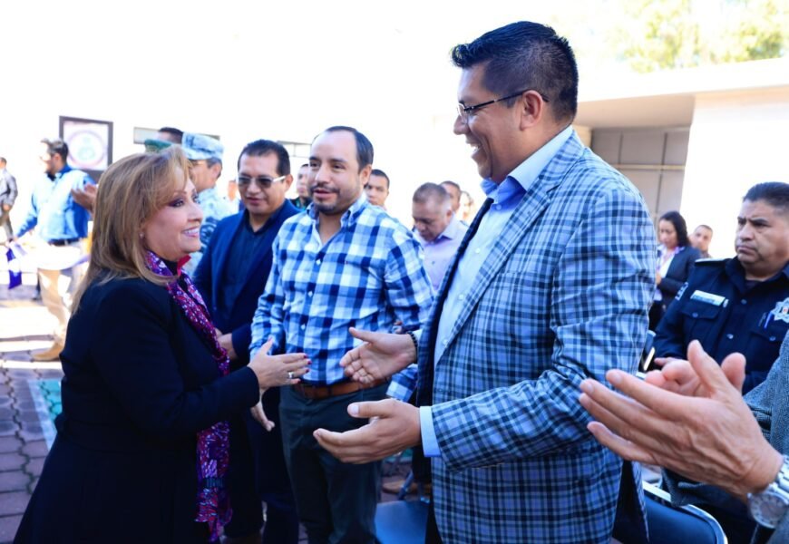 Refuerza gobernadora municipios con equipo Tecnológico