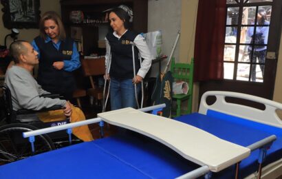 Gobernadora Lorena Cuéllar entrega cama hospitalaria como parte de la política de asistencia social