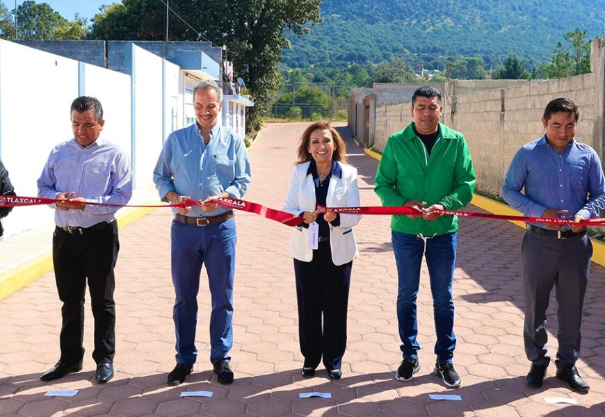 La gobernadora Lorena Cuéllar Cisneros mejora la infraestructura de Cuaxomulco con obras de pavimentación