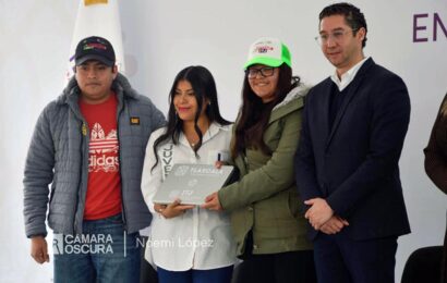 El Gobierno de Tlaxcala impulsa la educación: Entrega 300 equipos de cómputo a estudiantes destacados