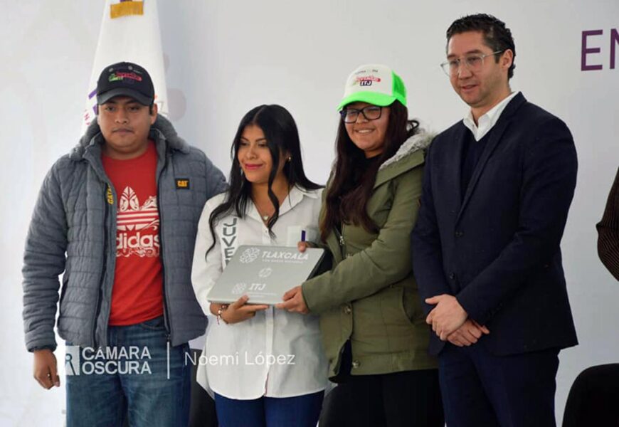 El Gobierno de Tlaxcala impulsa la educación: Entrega 300 equipos de cómputo a estudiantes destacados